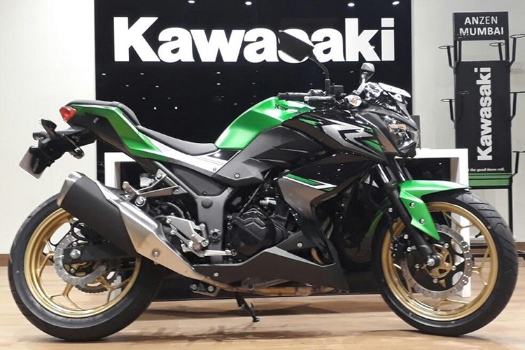 Những thông tin đầu tiên liên quan đến dòng naked-bike giá rẻ mang tên  Kawasaki Z250 2017 tại thị trường Ấn Độ từng được giowis thiệu vào hồi tháng 4/2017 vừa qua. Đến nay, những chiếc Z250 phiên bản 2017 đã chính thức được đưa đến các đại lý chính hãng ở Ấn Độ.