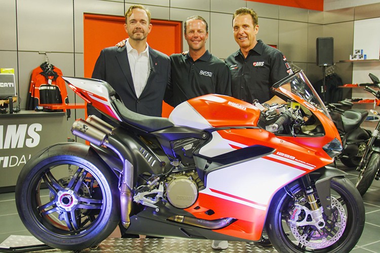 Vừa qua, hãng xe máy Ducati đã trao chiếc  siêu môtô 1299 Superleggera đầu tiên cho khách hàng. Đích thân ông Jason Chinnock, CEO của Ducati Bắc Mỹ, đã tham gia sự kiện giao chiếc 1299 Superleggera đầu tiên cho khách hàng. Chiếc môtô này thuộc sở hữu của một khách hàng có tên Michael Nadeau, sống tại thành phố Dallas, bang Texas, Mỹ.