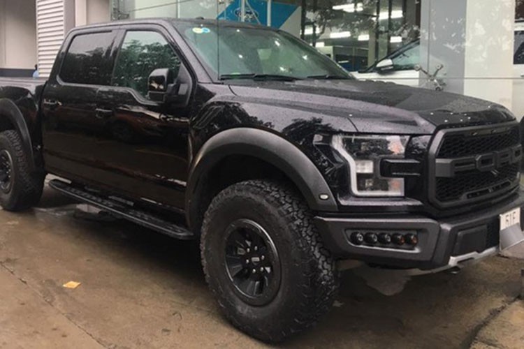 Sau chiếc  siêu bán tải Ford F-150 Raptor 2017 màu xanh dương đầu tiên được đưa về nước vào giữa tháng 4/2017, một chiếc khác mang ngoại thất đen bóng toàn thân cũng đã xuất hiện tại thị trường TP HCM và nhanh chóng được chủ nhân cho ra biển trắng.  