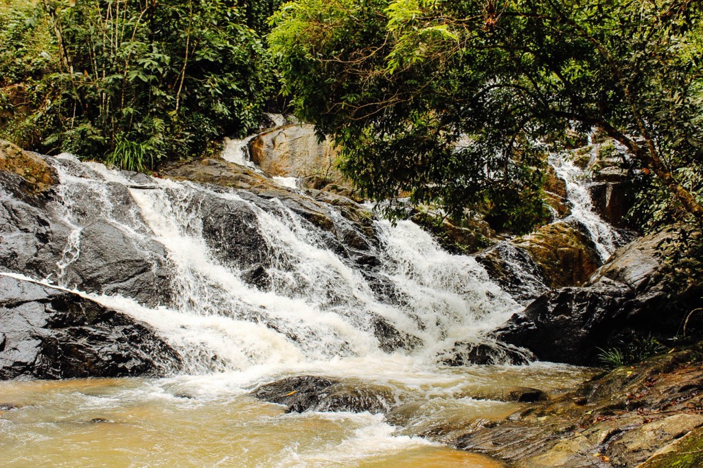 Còn có tên là thác Cầu 4 (xã Gung Ré, huyện Di Linh, tỉnh Lâm Đồng),  thác ngàn Liliang mang trong mình vẻ hoang dại và mãnh liệt của núi ngàn với dòng chảy mạnh mẽ cùng thiên nhiên hoang sơ.