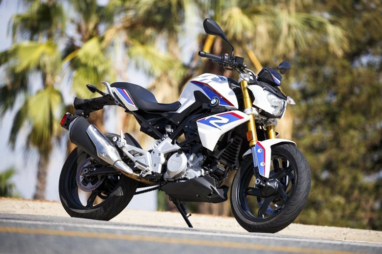  BMW G310R 2017 là chiếc naked-bike cỡ nhỏ được lấy cảm hứng từ đàn anh môtô phân khối lớn S1000R. Mẫu xe mới này này thuộc thế hệ môtô phân khối nhỏ đầu tiên của nhà sản xuất BMW Motorrad. G310R là kết quả từ sự hợp tác giữa hãng xe xứ Bavaria và TVS của Ấn Độ.