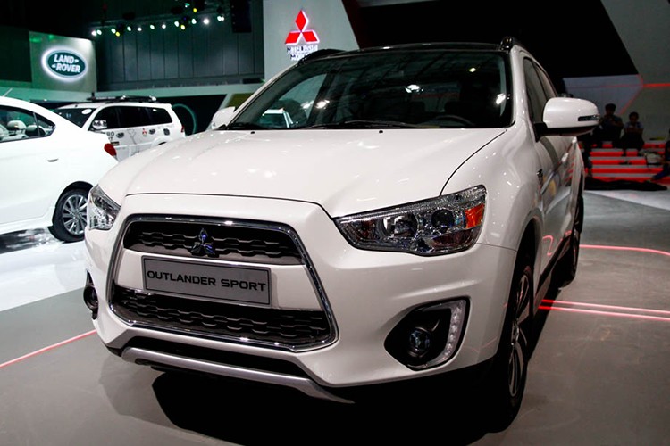 Nếu như trong tháng 1/2018 mẫu  xe Mitsubishi Outlander Sport vẫn xuất hiện trong danh mục sản phẩm đi kèm cả khuyến mại, thì nay đã chính thức biến mất. Đại diện truyền thông của Mitsubishi Motors Việt Nam (MMV) đã xác nhận việc ngừng phân phối mẫu crossover cỡ nhỏ này.