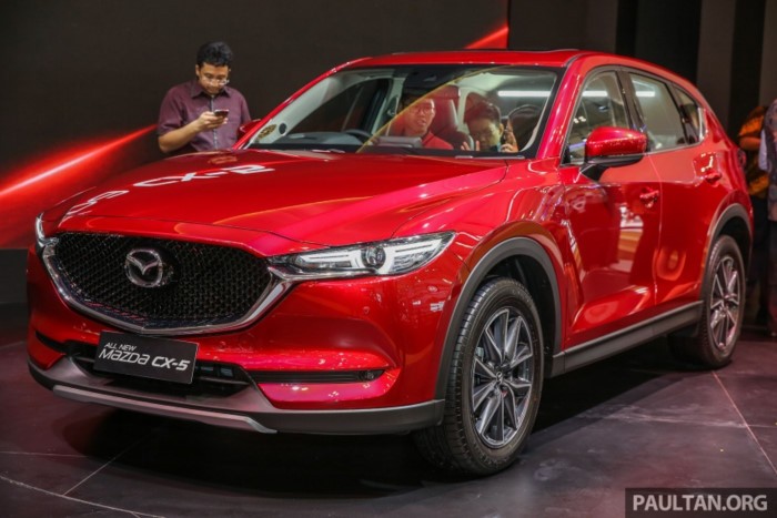 Trong khuôn khổ triển lãm ôtô quốc tế GIIAS đang diễn ra tại thủ đô Jakarta, Indonesia - hãng xe hơi Mazda đã chính thức trình làng mẫu  crossover Mazda CX-5 2017 thế hệ thứ hai với động cơ 2.5 Skyactiv-G. Về mặt thiết kế, Ngoại hình xe trông vuông vắn và góc cạnh hơn, thừa hưởng nhiều ngôn ngữ thiết kế từ "đàn anh" CX-9 mới.