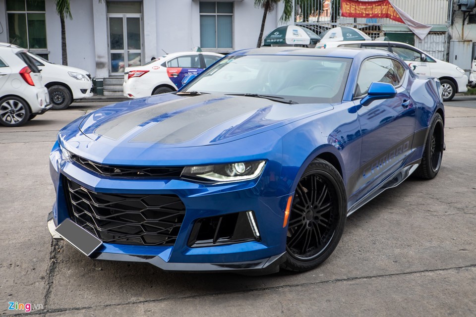  Chevrolet Camaro 2017 mới là mẫu xe cơ bắp nổi tiếng của Mỹ, nó được xếp ngang hàng với "đối thủ" Ford Mustang. Mới đây, một garage tại quận 4 (TP.HCM) vừa nâng cấp ngoại thất chiếc Camaro bản tiêu chuẩn lên phiên bản hiệu năng cao ZL1.