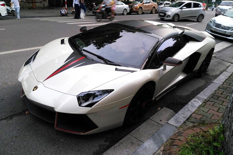  Siêu xe Aventador Roadster là chiếc ôtô thể thao mui trần được Lamborghini giới thiệu từ năm 2013. Theo thống kê không chính thức, số lượng siêu xe này tại Việt Nam chỉ có 2 chiếc và đều không phải hàng phân phối chính hãng. Vào cuối tuần vừa qua, chiếc xe này đã xuất trên phố Hà thành và nhanh chóng nhận được sự chú ý của người yêu xe.