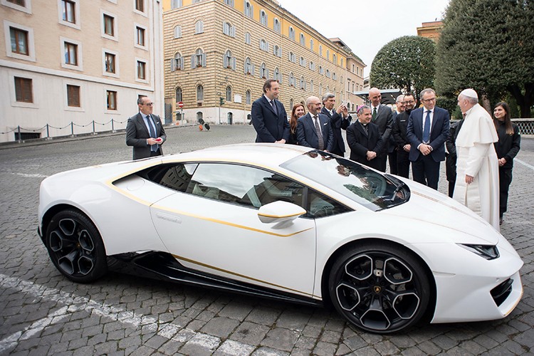 Hãng siêu xe Ý - Lamborghini đã tạo ra một chiếc Huracan cầu sau - (RWD) đặc biệt dành riêng cho Đức Giáo Hoàng Francis nhưng Đức Giáo Hoàng sẽ không sử dụng chiếc  siêu xe Lamborghini Huracan đặc biệt này, ngài cho biết sẽ dùng chiếc xe cho mục đích bán đấu giá từ thiện.