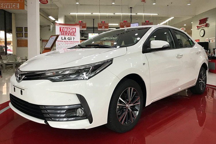 Mẫu  xe Toyota Corolla 2018 là phiên bản nâng cấp lần thứ 2 nhưng là lần thay đổi ngoại hình đáng kể nhất của Altis thế hệ thứ 11 ra mắt lần đầu tại Việt Nam năm 2014. Đáng chú ý, ở lần nâng cấp này, số phiên bản của xe tăng từ 3 lên 5, với việc thêm một bản 1.8E CVT nhưng là bản thiếu và 1 bản 2.0V Sport - đây là phiên bản với tùy chọn option gần cao cấp nhất, phù hợp với nhiều đối tượng khách hàng.