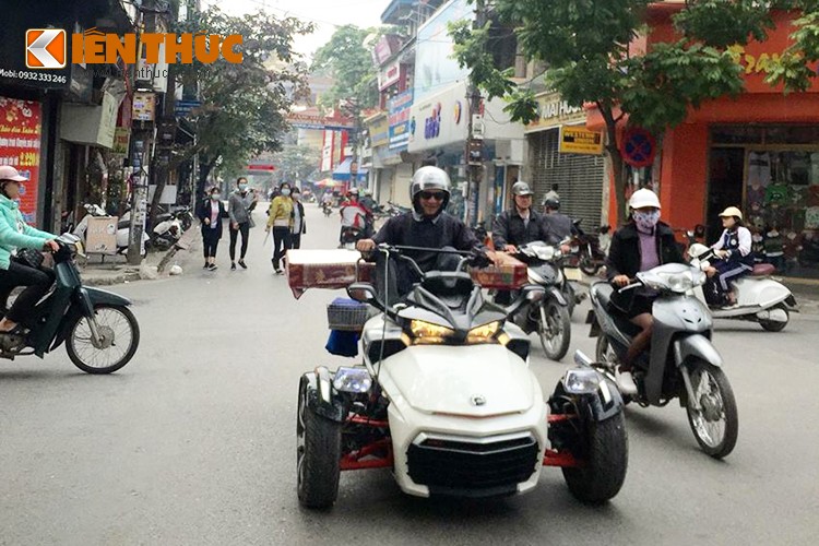 Mẫu  siêu môtô Can-am Spyder F3 S ba bánh thuộc diện "hàng hiếm" tại Việt Nam bất ngờ xuất hiện trên đường phố Nam Đình với phong cách hoàn toàn mới lạ - xe chở hàng. Đây là mẫu xe môtô Can-am Spyder F3 S phiên bản 2015 với thiết kế hoàn toàn mới chỉ có số lượng vài chiếc tại thị trường môtô phân khối lớn Việt Nam.