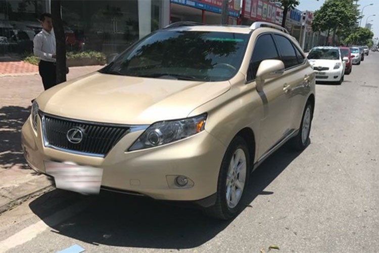 Ra mắt vào thời điểm năm 2010, chiếc  xe sang Lexus RX350 tại thị trường Việt Nam có giá khoảng 3 tỷ đồng. Tuy nhiên sau khoảng 7 năm sử dụng, những chiếc RX350 đời này vẫn được rao bán lại với giá hơn 1,5 tỷ đồng. Nhiều xe đi ít thậm chí vẫn còn có giá ở mức 1,8 đến 2 tỷ đồng.