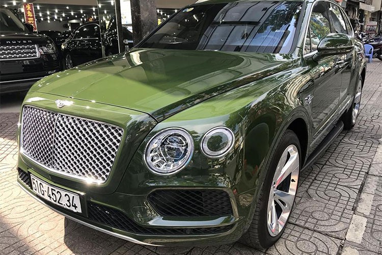 Vào đầu tháng 10/2017, Bentley Việt Nam đã công bố chiếc  siêu SUV Bentley Bentayga hàng thửa với nhiều chi tiết cá nhân hóa theo đặt hàng của một thiếu gia 9x ở Sài Thành. Tuy nhiên, chỉ 2 tháng sau, chiếc SUV siêu sang này đã bắt gặp xuất hiện tại một salon ôtô tại Quận 5, Thành Phố Hồ Chí Minh để rao bán và tìm chủ mới.