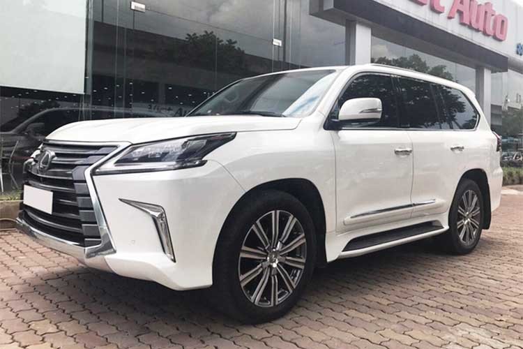 Được mệnh danh "chuyên cơ mặt đất" trong phân khúc SUV cỡ lớn, mẫu  xe sang Lexus LX570 luôn là lựa chọn hàng đầu của các đại gia Việt. Mẫu SUV cỡ lớn đến từ Nhật thời điểm hiện tại đang được phân phối chính hãng tại Việt Nam với giá 7,8 tỷ đồng, khi ra biển lên đến gần 9 tỷ.