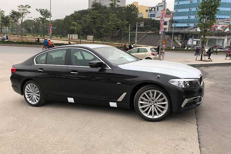 Còn chưa đầy 10 ngày nữa, BMW sẽ chính thức được Thaco nắm quyền phân phối chính hãng tại Việt Nam. Việc chiếc  xe sang BMW 5-Series 2017 thế hệ mới xuất hiện tại Hà Nội khiến nhiều người nghĩ đây chính là chiếc xe được phân phối chính hãng, tuy nhiên thực chất chỉ là chiếc 530i nhập về phục vụ cho Đại Sứ Quán tại Việt Nam.