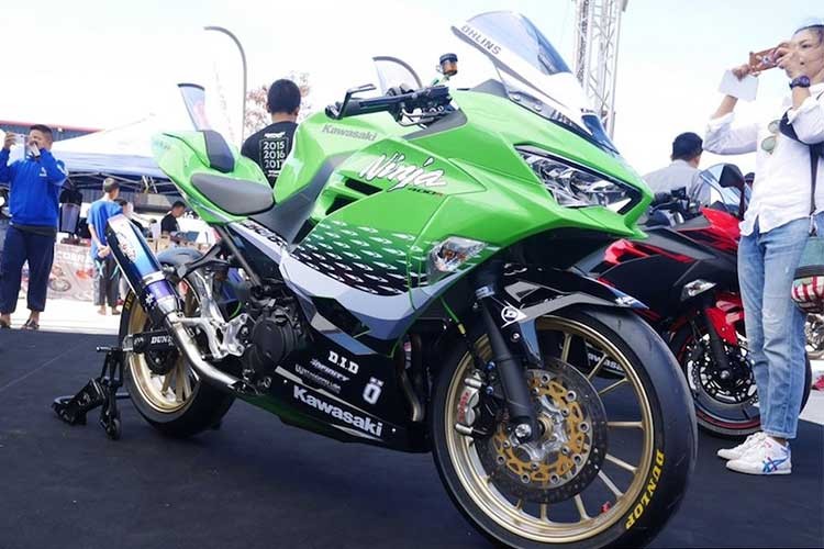 Tại triển lãm EICMA 2017 vừa diễn ra vào tháng 11/2017, mẫu xe  môtô Kawasaki Ninja 400 cùng với phiên bản Ninja 250 dung tích nhỏ hơn đã chính thức được ra mắt, thay thế cho Ninja 300/250 đời cũ rất được ưa chuộng trên Thế giới. Hiện tại, Ninja 400 đã bắt đầu được Kawasaki bày bán tại một số quốc gia trong đó có Việt Nam.