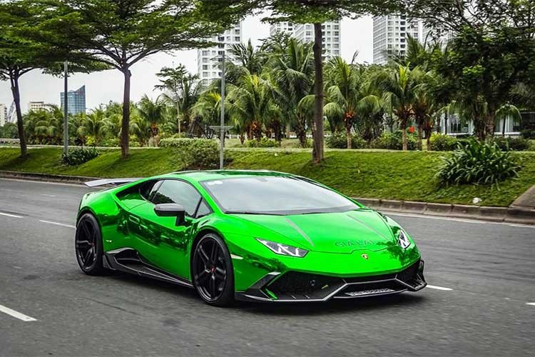 Đây là chiếc  siêu xe Lamborghini Huracan thứ 3 về Việt Nam cách đây 2 năm. Hiện chiếc xe thuộc sở hữu của thành viên Gia Lai Team tại Việt Nam. Mới đây, chiếc siêu xe này đã bất ngờ được chủ nhân thay cho "bộ cánh" mới xanh lá chrome đầy cá tính đón Tết Mậu Tuất 2018.