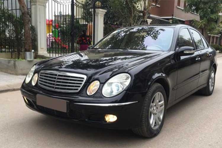 Hiện tại trên thị trường mua bán xe ôtô cũ, những chiếc  xe sang Mercedes-Benz E200 được sản xuất từ năm 2004 đang được rao bán khá nhiều. Chiếc xe trong bài viết được chủ nhân cho biết, xe đã lăn bánh gần 100.000km, sơn xe cũng nhiều chi tiết ngoại thất đã được làm mới.