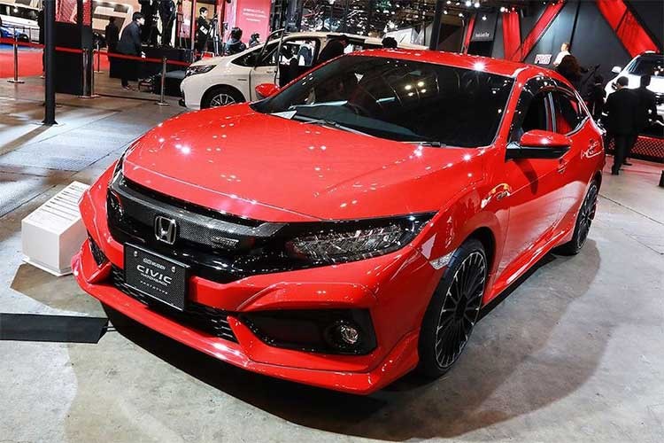 Trong khuôn khổ triển lãm Tokyo Auto Salon 2018, chi nhánh thể thao Mugen của Honda đã gây sự chú ý với chiếc  xe Honda Civic độ mang cái tên RC20GT concept với gói bodykit cực kỳ "điên rồ" dựa trên mẫu xe hatchback thể thao hiệu năng cao Honda Civic Type R.