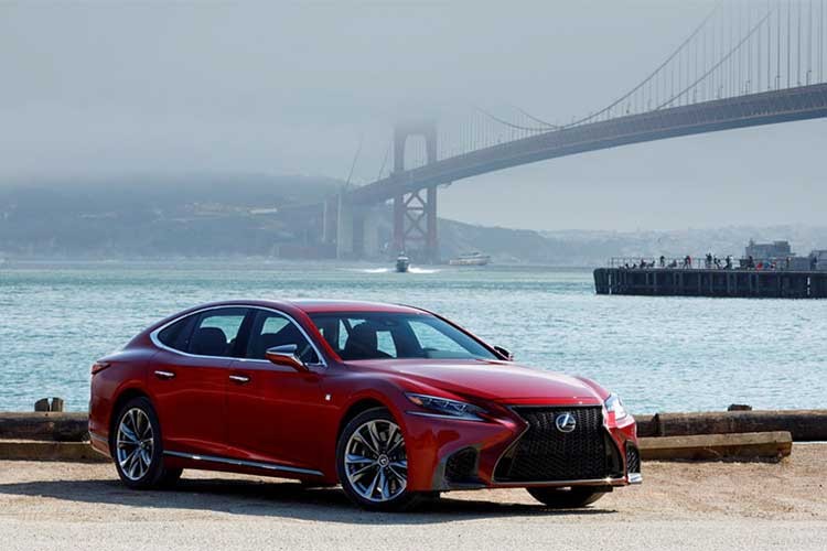 Thương hiệu Lexus vừa chính thức trình làng mẫu  xe sang Lexus LS 2019 mới tại Mỹ với mức giá từ 75.995 USD (bao gồm 995 USD phí vận chuyển), rẻ hơn 3.820 USD so với model trục cơ sở kéo dài hiện tại. Trong khi đó, bản LS 500h hybrid được bán với giá từ 80.505 USD.