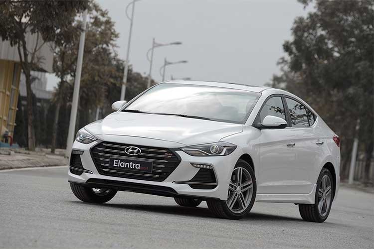 Hyundai Thành Công chính thức giới thiệu mẫu xe Elantra Sport với nhiều thay đổi đáng kể từ ngoại thất, nội thất đến hệ thống vận hành.  Hyundai Elantra Sport mới dòng sedan cỡ C, sở hữu ngoại hình đẹp mắt dựa trên cảm hứng thiết kế “Điêu khắc dòng chảy 2.0” của hãng xe Hàn Quốc.