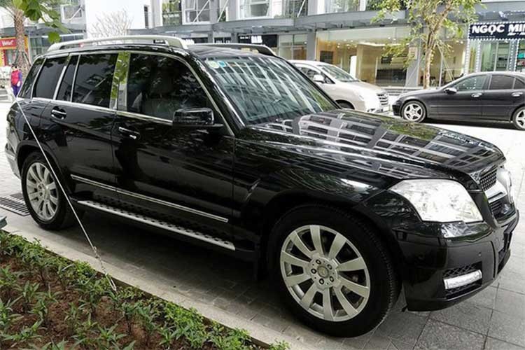 Mẫu  xe sang Mercedes-Benz GLK thuộc phân khúc SUV được giới thiệu ra thị trường Việt Nam lần đầu tiên vào năm 2009. Phiên bản nâng cấp của mẫu xe này tiếp tục được ra mắt vào năm 2012 và hiện mẫu xe này đã được thay thế bằng dòng xe GLC hoàn toàn mới.