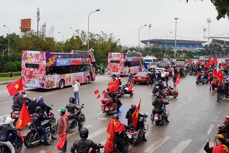 Sáng 28/1, những chiếc xe buýt mui trần đã chuẩn bị sẵn sàng tại trụ sở Liên đoàn Bóng đá Việt Nam để tới sân Bay Nội Bài đón đội tuyển U23 Việt Nam. Rất nhiều người hâm mộ cũng đã tập trung tại Liên đoàn Bóng đá để đi cùng đoàn xe lên sân bay từ sáng sớm.