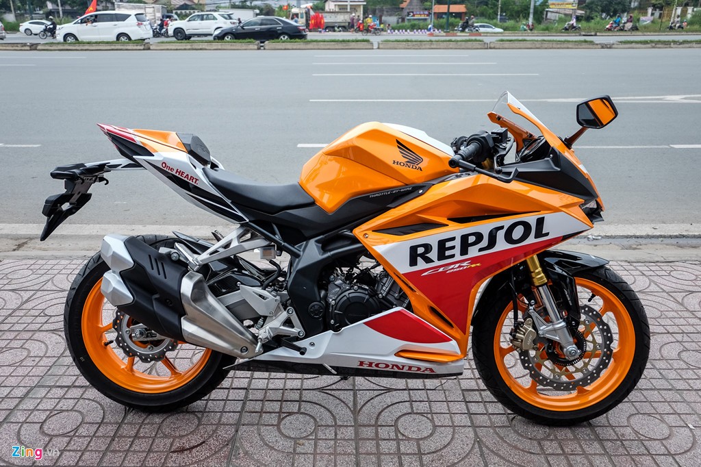  Honda CBR250RR Repsol ra mắt hồi đầu 2017 tại buổi công bố mẫu xe đua MotoGP Honda RC213V diễn ra ở Indonesia. Honda CBR250RR là mẫu môtô cỡ trung khá ăn khách tại Việt Nam do sở hữu ngoại hình bắt mắt và hơn một số công nghệ so với đối thủ.