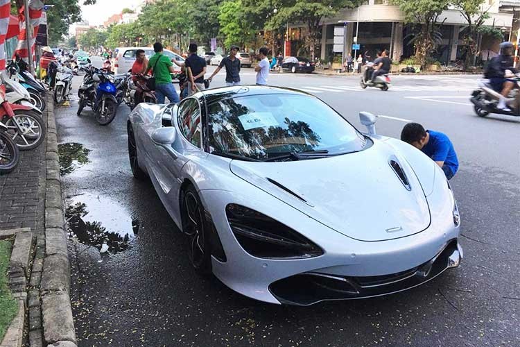 Sau khi rò rỉ những hình ảnh xuất hiện tại cảng VICT tại TP HCM vào tháng 11 năm ngoái,  siêu xe McLaren 720S này khá im hơi lặng tiếng, cho đến nay nó mới xuất hiện trên đường phố Việt Nam và chưa được đeo biển số, thay vào đó là mảnh giấy “xe đi xét” trên kính lái.