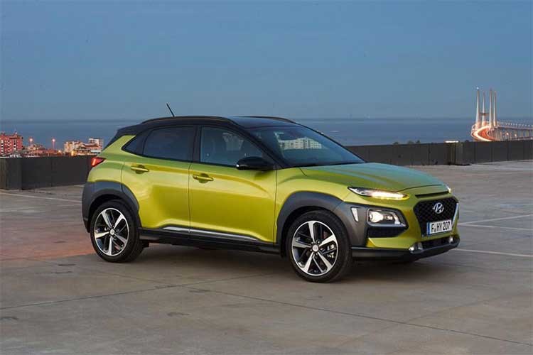 Mẫu  xe Hyundai Kona 2018 vừa ra mắt thị trường Mỹ. Phiên bản SE có giá 19.500 USD (khoảng 442 triệu đồng), sử dụng động cơ 2.0L, cho công suất 147 mã lực và mô-men xoắn 178 Nm. Hộp số tự động 6 cấp. Nếu muốn trang bị thêm hệ dẫn động 4 bánh, giá bị đội thêm 1.300 USD. Phiên bản SEL bắt đầu từ 21.150 USD (khoảng 476 triệu đồng).