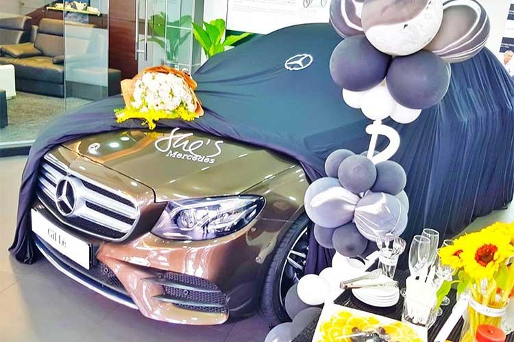 Cô nàng ca sĩ cá tính Gil Lê (tên thật là Lê Thanh Trúc) đã vừa tậu một chiếc  xe sang Mercedes-Benz E300 AMG làm bạn đồng hành của mình. Chiếc xe mang thương hiệu ngôi sao ba cánh khoác lên mình bộ sơn nâu và dòng chữ She’s Mercedes được dán trên nắp ca-pô.