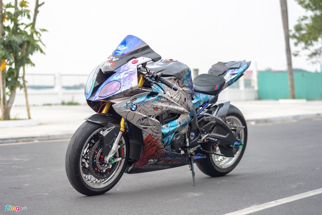 Ra mắt vào năm 2010,  siêu môtô BMW S1000RR là chiếc superbike đầu tiên mà BMW Motorrad từng sản xuất. Vì vậy, mẫu siêu môtô này luôn được BMW Motorrad đầu tư hết mức với những công nghệ hàng đầu cùng khối động cơ mạnh mẽ.