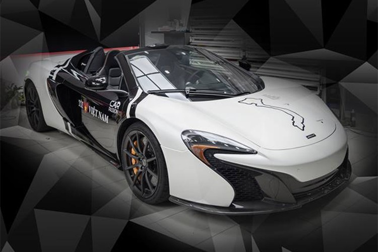 Kết hợp với tông màu đen – trắng,  siêu xe McLaren 650s Spyder của doanh nhân Nguyễn Quốc Cường (Cường Đô la) còn được dán bản đồ Việt Nam trên nắp capo, với các thông tin về về hành trình siêu xe Car Passion 2018 cũng được thể hiện tại đây. Bên hông xe có dòng chữ “Tôi yêu Việt Nam” và logo của nhóm Car Passion.