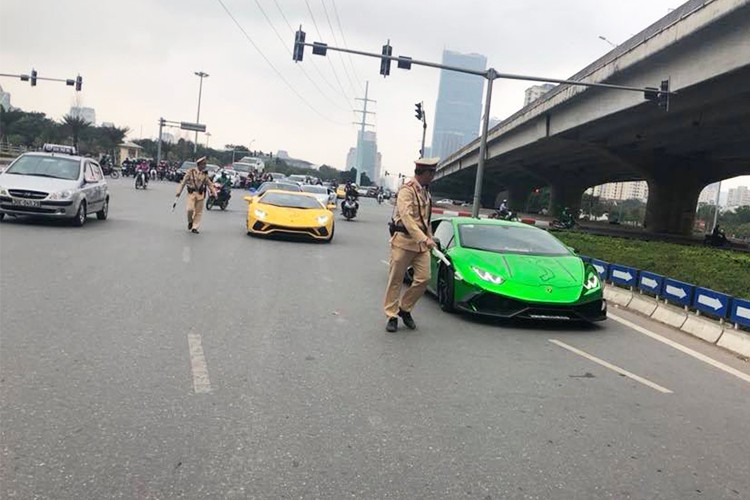 Sau khi tập trung tại Hà Nội, chiều ngày 2/3, dàn  siêu xe triệu đô trong hành trình Car &amp; Passion 2018 đã rời địa điểm tập trung để xuống Hải Dương tiếp tục hành trình. Tuy nhiên, khi những siêu xe này lăn bánh trên đường phố và ra cao tốc Hà Nội - Hải Phòng, một số siêu xe trong đoàn đã bị cảnh sát "tóm gọn" vì gặp phải một số lỗi khi tham gia giao thông.