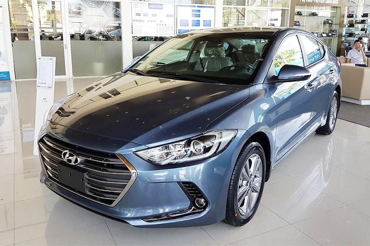 Trong khi mẫu  xe Hyundai Elantra 1.6 AT nâng cấp có giá 629 triệu đồng vì được bổ sung trang bị, thì phiên bản Elantra Sport có chiều hướng giảm giá nhẹ từ 730 xuống còn 720 triệu. Với việc bổ sung thêm cân bằng điện tử ESP, giờ đây khách hàng có thêm một lựa chọn hấp dẫn với múc giá hợp lý, tính năng này trước đây cũng không thể tự độ thêm.