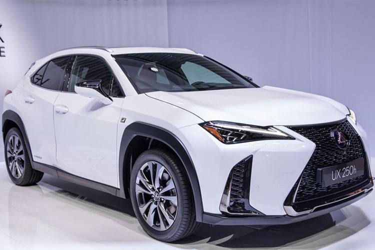 Tại triển lãm Geneva Motor Show 2018, thương hiệu xe sang nhà Toyota đã chính thức ra mắt toàn cầu mẫu crossover SUV  Lexus UX hoàn toàn mới. Đây cũng là mẫu SUV cỡ nhỏ hạng sang đầu tiên trước nay của Lexus nhằm cạnh tranh trực tiếp với các đối thủ cùng phân khúc như; Audi Q3 hay Mercedes-Benz GLA, Infiniti QX30...