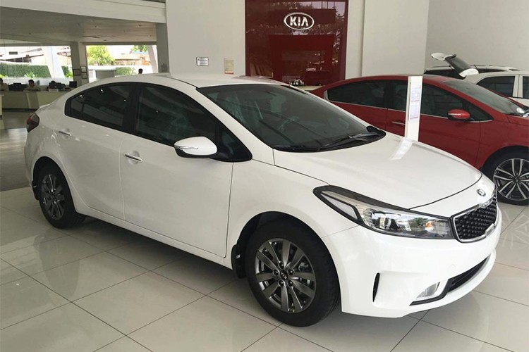 Theo đó, một số đại lý bán xe Kia chính hãng tại Hà Nội đang chào bán mẫu  xe sedan Kia Cerato phiên bản mới với giá thấp hơn trước đây. Phiên bản này được trang bị số sàn, được gọi là Cerato MT Base, giá 498 triệu đồng, bán song song với bản MT hiện tại đang có giá 530 triệu đồng.