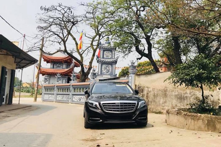 Siêu  xe sang Mercedes-Maybach S600 màu đen bóng này vẫn chưa có biển số bất ngờ xuất hiện và lăn bánh trên đường làng tại thị trấn Nam Giang, huyện Nam Trực, tỉnh Nam Định. Hiện chưa rõ mẫu xe siêu sang này mới được bàn giao cho chủ nhân hay chưa.