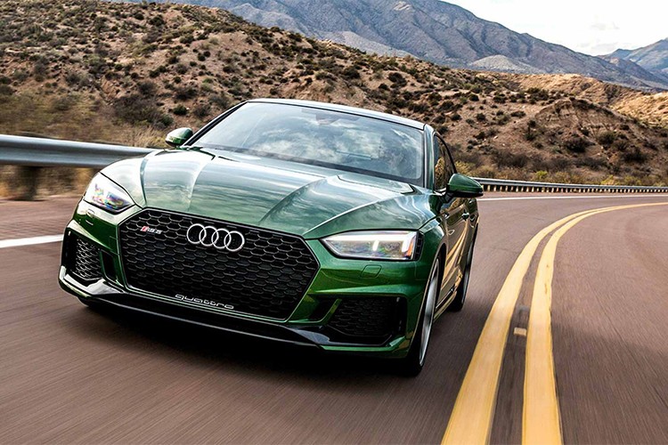  Audi RS5 phiên bản 2018 là là mẫu xe RS coupe hiệu suất cao thể thao đầu tiên được tạo ra sau khi bộ phận phát triển xe hiệu năng cao quattro GmBH đổi tên thành Audi Sport. Chiếc xe được phát triển dựa trên cơ sở thế hệ coupe hạng sang phân khúc D là Audi A5 mới nhất, từng ra mắt lần đầu vào tháng 6/2016.