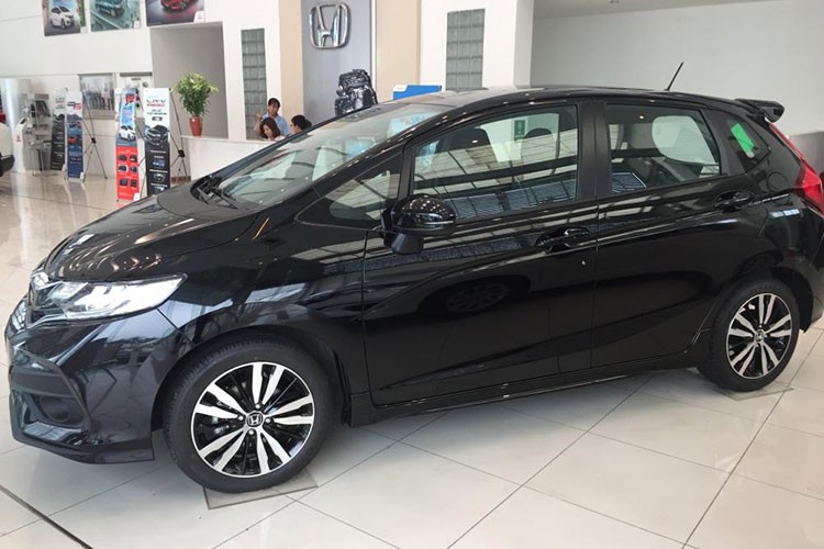 Mẫu xe hatchback cỡ nhỏ  Honda Jazz mới đã xuất hiện và bắt đầu được bán tại đại lý ôtô Honda Việt Nam. Với mức giá khởi điểm từ 539 triệu đồng, mẫu xe này đã thu hút được sự quan tâm của nhiều người tiêu dùng bởi như vậy mẫu xe này rẻ hơn khá nhiều so với hai đối thủ trực tiếp là Ford Fiesta và Toyota Yaris.