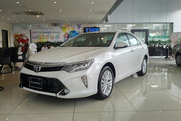 Mẫu xe sedan  Toyota Camry 2018 bản nâng cấp vừa chính thức được giới thiệu tại thị trường Việt vào đầu tháng 10/2017 vừa qua. Camry phiên bản cải tiến vẫn duy trì 3 phiên bản: 2.5Q, 2.5G và 2.0E cùng một số thay đổi về thiết kế nội ngoại thất, cũng như có giá bán "dễ chịu" hơn rất nhiều so với các phiên bản từng được bán ra trước đây.