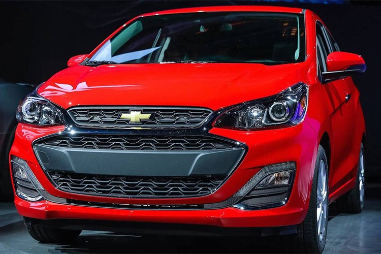 Thương hiệu xe hơi Mỹ vừa tiến hành nâng cấp cho chiếc xe đô thị cỡ nhỏ  Chevrolet Spark 2019 mới với loạt điều chỉnh ở bên ngoài cũng như các trang bị ở bên trong, mạnh mẽ và hiện đại hơn - nhằm cạnh tranh với các đối thủ cùng phân khúc. như Kia Morning hay Hyundai Grand i10.