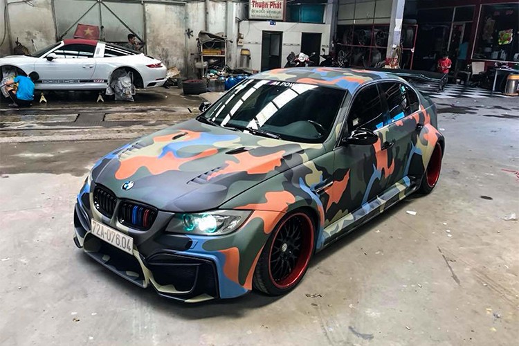 Mẫu xe ôtô  BMW 3-Series độ wide body (E90) thực hiện bởi một garage tại Sài Gòn, được biết bản độ được thực hiện trong vòng 1 tháng với bộ body thân rộng khá hầm hố theo phong cách Nhật Bản thường bắt gặp trên một số hãng độ nổi tiếng như: Liberty-Walk, RAUH-Welt BEGRIFF hay Rocket Bunny - GReddy...