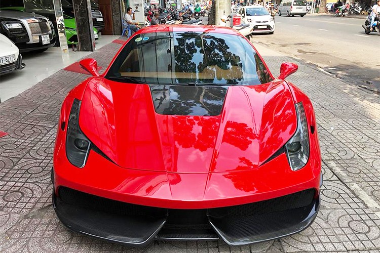 Chiếc  siêu xe Ferrari 458 Italia vừa được chủ nhân showroom siêu xe và xe sang nhập khẩu đình đám tại Q5, TP HCM trang bị bộ bodykit Misha Designs Limited Edition 458. Đây được xem là "siêu ngựa" 458 Italia độc nhất vô nhị tại Việt Nam khi được trang bị đồ chơi "khủng".