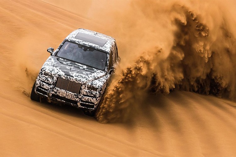 Mẫu  SUV siêu sang Rolls-Royce Cullinan đang tham dự thử khách cuối cùng ''THE FINAL CHALLENGE'' và hiện tại xe vừa hoàn thành thử thách tại Trung Đông trước khi đến Mỹ.