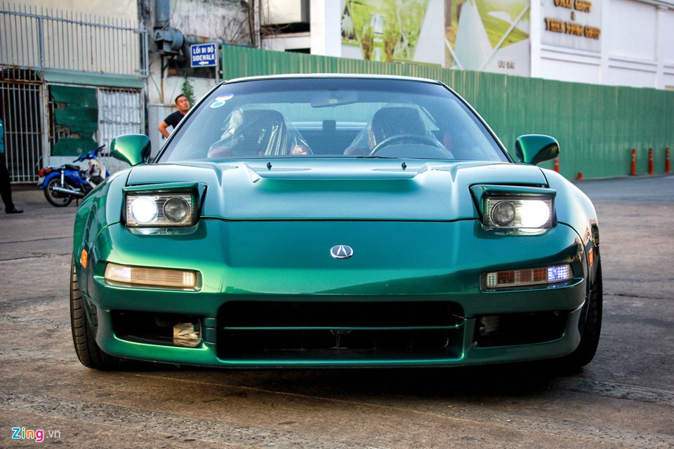 Một xưởng độ xe tại quận 4 vừa "làm mới" một chiếc  Acura NSX đời 1991. Đây là chiếc Acura NSX duy nhất tại Việt Nam. Chiếc xe trong bài viết thay đổi màu sơn, độ thân rộng, trang bị hệ thống ống xả và mâm xe mới.