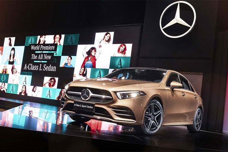 Hãng xe Đức vừa công bố hình ảnh và video về chiếc sedan hạng sang cỡ nhỏ  Mercedes-Benz A-Class 2019 phiên bản kéo dài trục cơ sở - L, đây là phiên bản bán ra tại thị trường nội địa Trung Quốc, phiên bản toàn cầu sẽ sớm được giới thiệu tại một số thị trường khác trên thế giới.