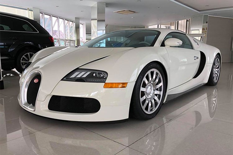 Như vậy,  siêu xe Bugatti Veyron độc nhất Việt Nam giờ đây đã có ngoại thất màu trắng, đây là gam màu rất được Chủ tịch Trung Nguyên - Đại gia Đặng Lê Nguyên Vũ ưa chuộng. Ngoài bộ áo màu trắng, "ông hoàng tốc độ" Bugatti Veyron này còn được độ đèn theo phiên bản Super Sport.