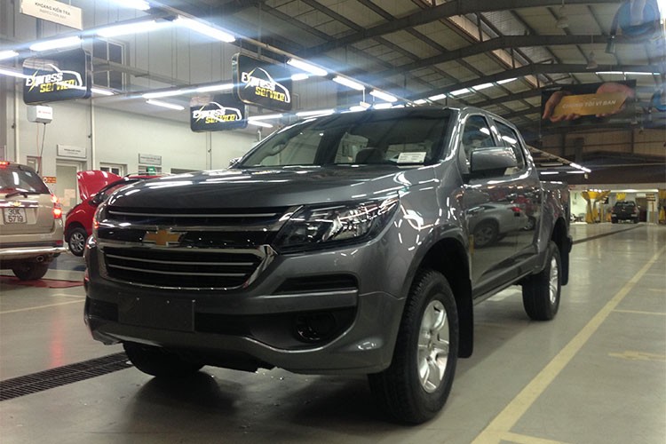 Cụ thể, mẫu  xe bán tải Chevrolet Colorado 2.5 4×2 AT LT có giá 651 triệu đồng, nâng tổng phiên bản của mẫu bán tải Mỹ lên con số 7. So với phiên bản Ford Ranger 2.2 4×2 AT XLS tương đương, giá xe Colorado thấp hơn 34 triệu đồng, và tương đương với Nissan Navara EL.