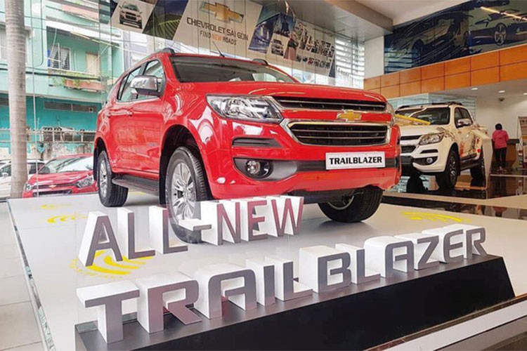 General Motors Việt Nam vừa công bố mức  giá xe Chevrolet Trailblazer 2018 từ ngày 26/4 và bắt đầu bán ra từ ngày 3/5. Trong tháng 5/2018 này, Chevrolet sẽ bán trước hai phiên bản Trailblazer. Phiên bản thứ 4 sẽ được công bố giá vào tháng 6 tới đây. Xe hiện đã được chuyển về các đại lý để giao cho các khách hàng.