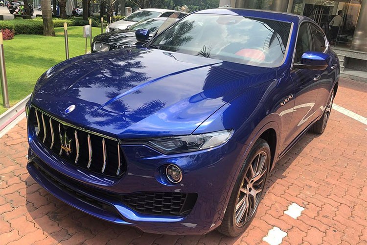 Vừa qua, chiếc SUV hạng sang  Maserati Levante S mới với gói tuỳ chọn nội thất lụa Ermenegildo Zegna thuộc dạng "hàng hiếm" tại Việt Nam vừa được bàn giao cho một khách hàng tại TP HCM. Chiếc xe này xuất hiện tại Việt Nam vào đầu tháng 4/2018, hơn 1 tháng sau đó nó được đem đi đăng ký biển số trước khi bàn giao cho chủ nhân.