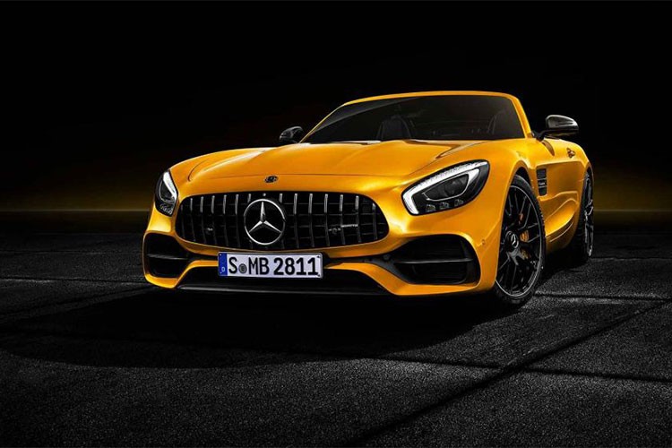 Mercedes-Benz vừa bổ sung một thành viên mới cho dòng xe thể thao AMG GT hiện vốn đã khá đông đúc. Thành viên mới của dòng xe này là Mercedes-AMG GT S Roadster 2018, được định vị giữa GT Roadster tiêu chuẩn và GT C. Dự kiến,  Mercedes-AMG GT S Roadster 2018 sẽ chính thức được bày bán trên thị trường Mỹ vào cuối năm nay.