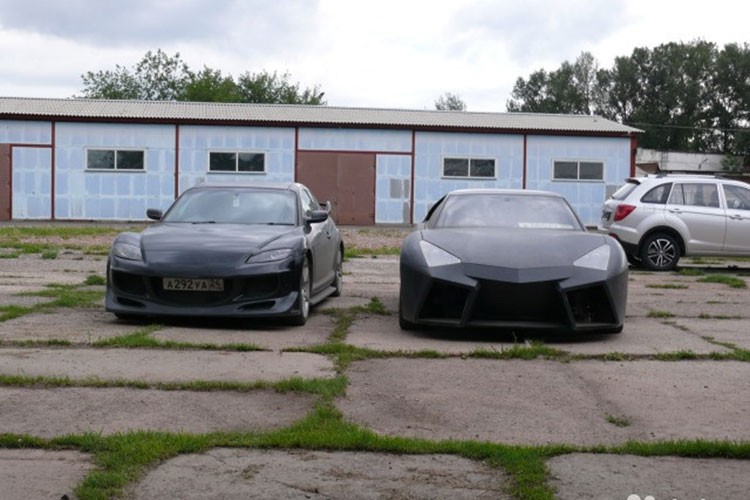  Siêu xe Lamborghini Reventon là sản phẩm từng gây chú ý nhất của thương hiệu "Bò tót". Thậm chí sau 12 năm kể từ khi ra mắt, chiếc xe vẫn cực kỳ hấp dẫn. Một thanh niên ở Nga cũng cảm thấy như vậy. Anh ta đã xây dựng bản sao của chiếc Reventon trên nền tảng của một chiếc Mitsubishi GTO đời 1991.